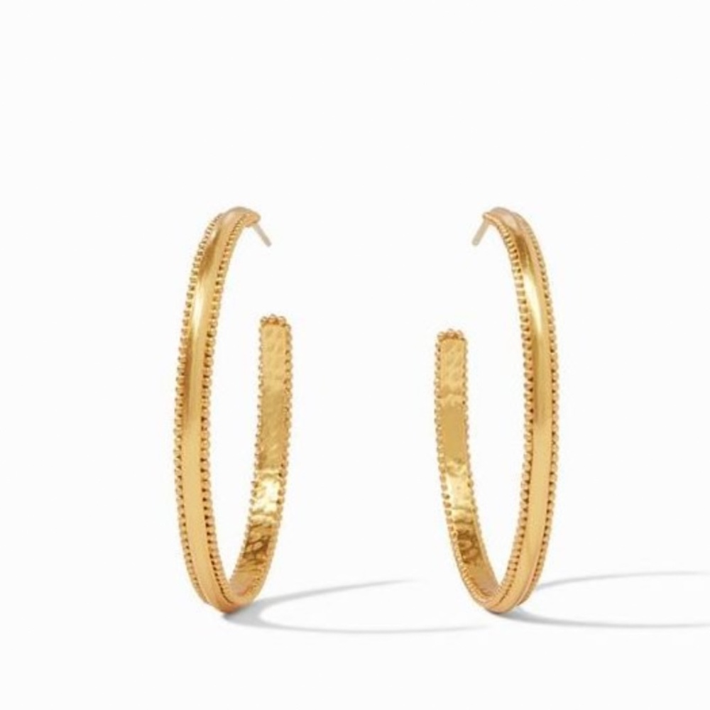 Julie Vos Chloe Hoops